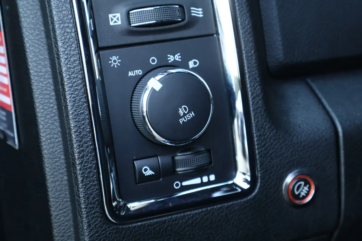 1500 Classic Laramie 5.7 V8 Crew Cab | LPG onderbouw | Camera | Schuif- / kanteldak | Stoel- + Stuurverwarming | Alpine Audio | Trekhaak | Xenon