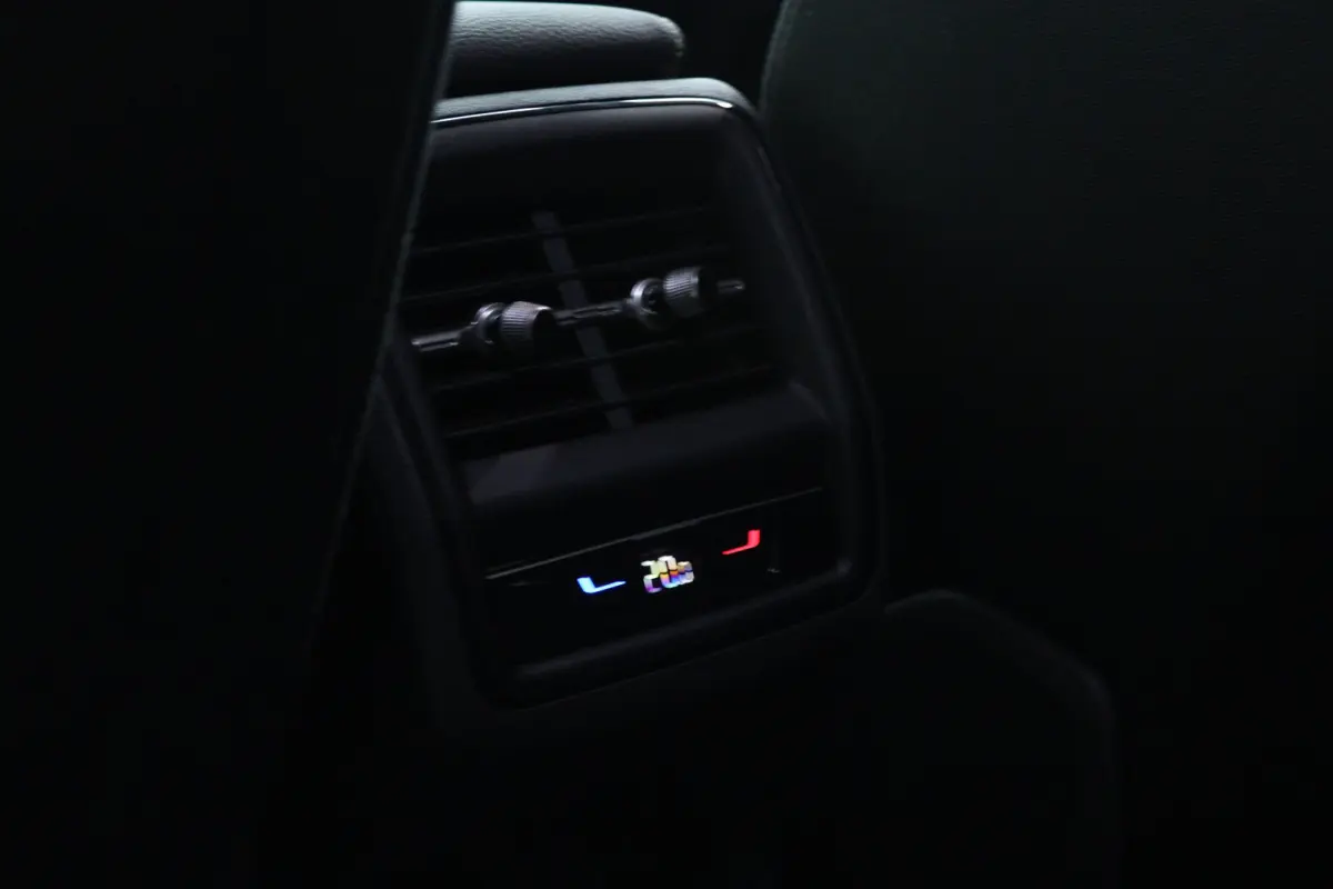 1.5 TSI MHEV Tour Edition | Adapt. Cruise | Stoelverwarming | Elektr. Stoel | Camera | Elektr. Klep | Keyless | Travel Assist | Memory | LED