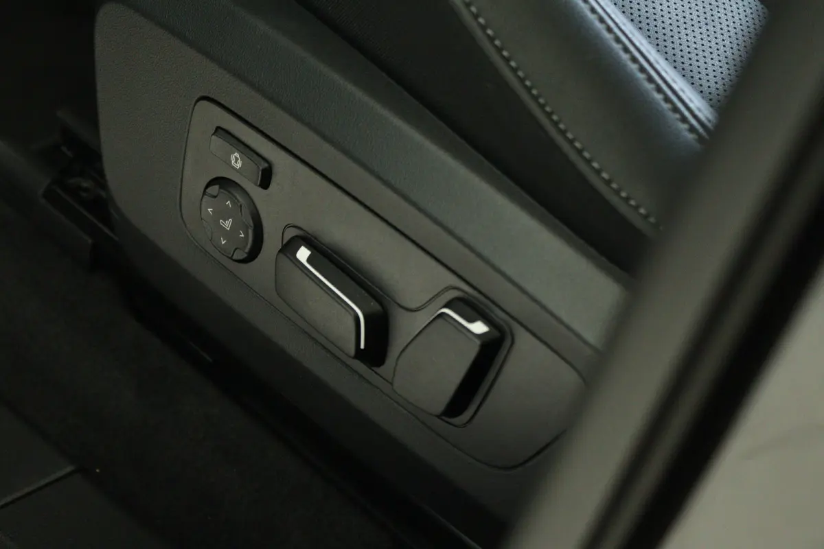 30e xDrive M-Sport | Harman & Kardon | Head-up | 360 Camera | Panoramadak | Stoelverwarming | Iconic Glow | Memory | Adaptief Led |