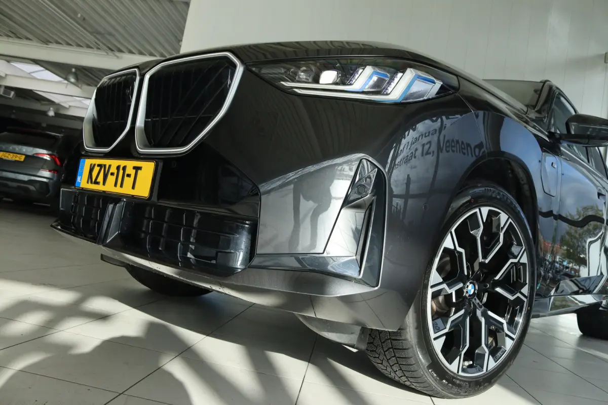 30e xDrive M-Sport | Harman & Kardon | Head-up | 360 Camera | Panoramadak | Stoelverwarming | Iconic Glow | Memory | Adaptief Led |