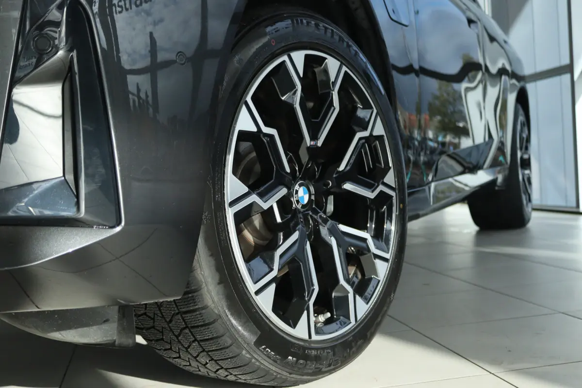 30e xDrive M-Sport | Harman & Kardon | Head-up | 360 Camera | Panoramadak | Stoelverwarming | Iconic Glow | Memory | Adaptief Led |