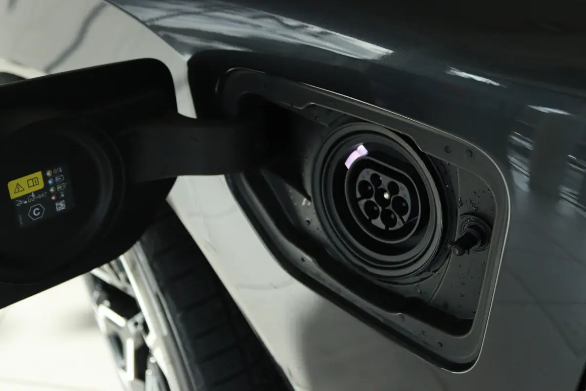 30e xDrive M-Sport | Harman & Kardon | Head-up | 360 Camera | Panoramadak | Stoelverwarming | Iconic Glow | Memory | Adaptief Led |