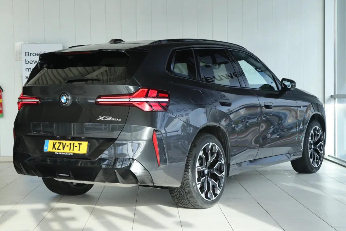 30e xDrive M-Sport | Harman & Kardon | Head-up | 360 Camera | Panoramadak | Stoelverwarming | Iconic Glow | Memory | Adaptief Led |