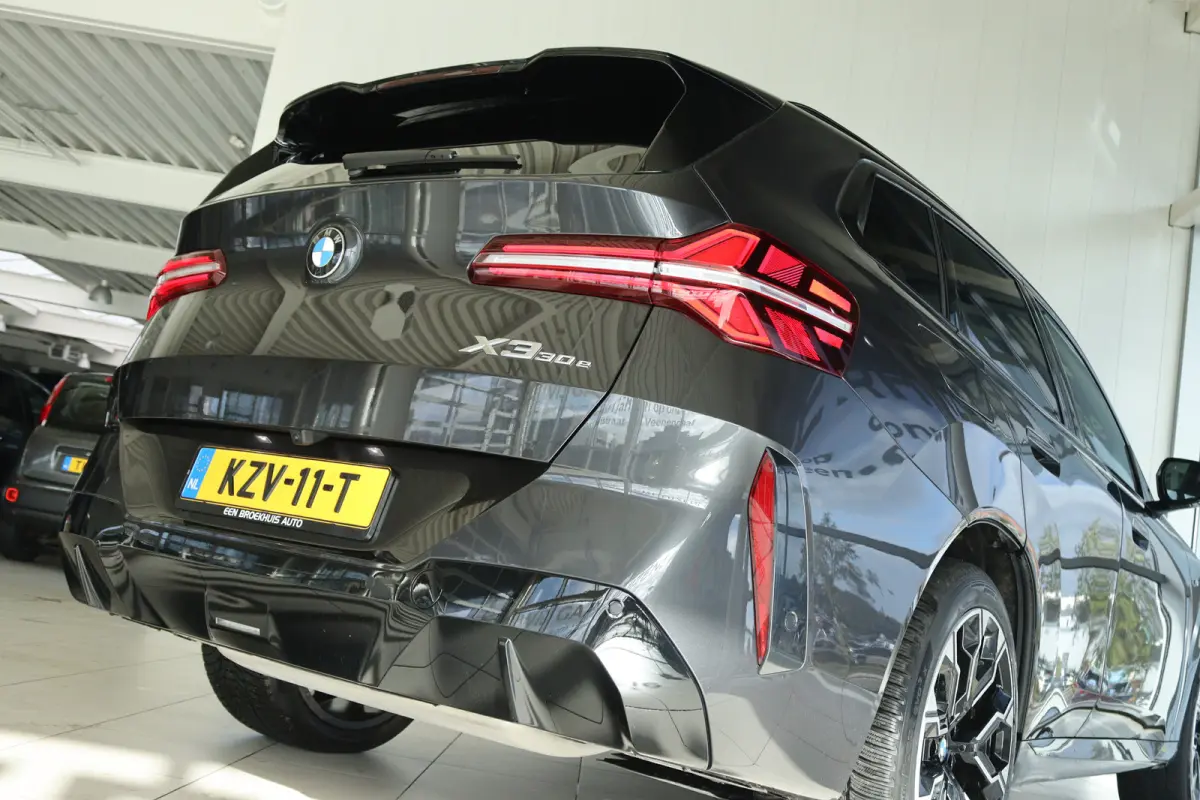 30e xDrive M-Sport | Harman & Kardon | Head-up | 360 Camera | Panoramadak | Stoelverwarming | Iconic Glow | Memory | Adaptief Led |
