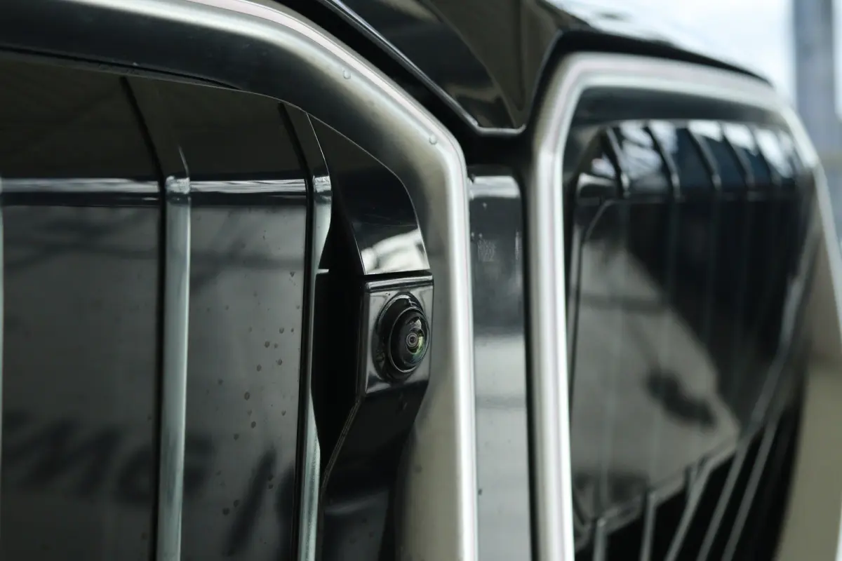 30e xDrive M-Sport | Harman & Kardon | Head-up | 360 Camera | Panoramadak | Stoelverwarming | Iconic Glow | Memory | Adaptief Led |