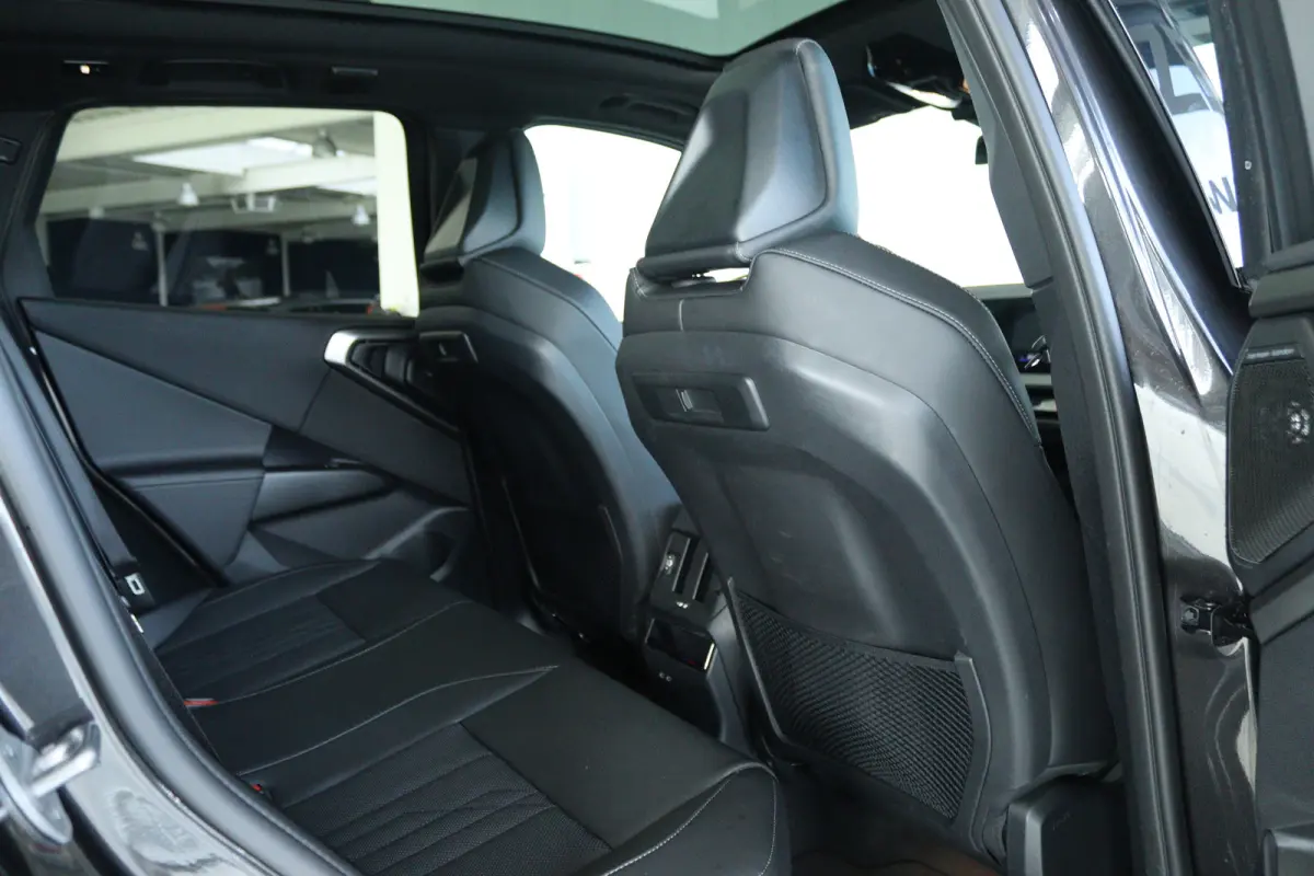 30e xDrive M-Sport | Harman & Kardon | Head-up | 360 Camera | Panoramadak | Stoelverwarming | Iconic Glow | Memory | Adaptief Led |