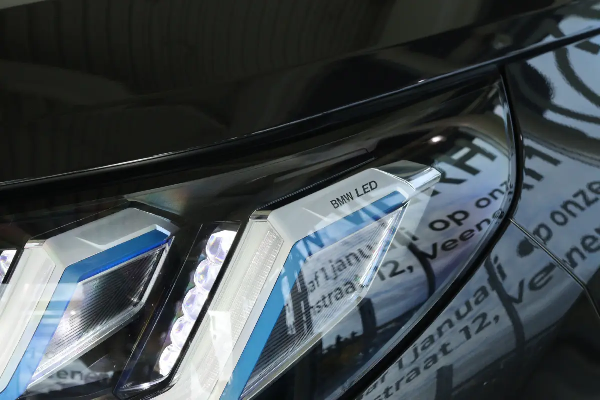 30e xDrive M-Sport | Harman & Kardon | Head-up | 360 Camera | Panoramadak | Stoelverwarming | Iconic Glow | Memory | Adaptief Led |