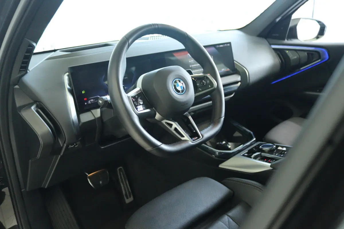 30e xDrive M-Sport | Harman & Kardon | Head-up | 360 Camera | Panoramadak | Stoelverwarming | Iconic Glow | Memory | Adaptief Led |