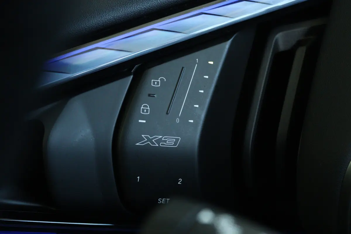 30e xDrive M-Sport | Harman & Kardon | Head-up | 360 Camera | Panoramadak | Stoelverwarming | Iconic Glow | Memory | Adaptief Led |
