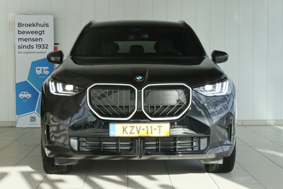 30e xDrive M-Sport | Harman & Kardon | Head-up | 360 Camera | Panoramadak | Stoelverwarming | Iconic Glow | Memory | Adaptief Led |