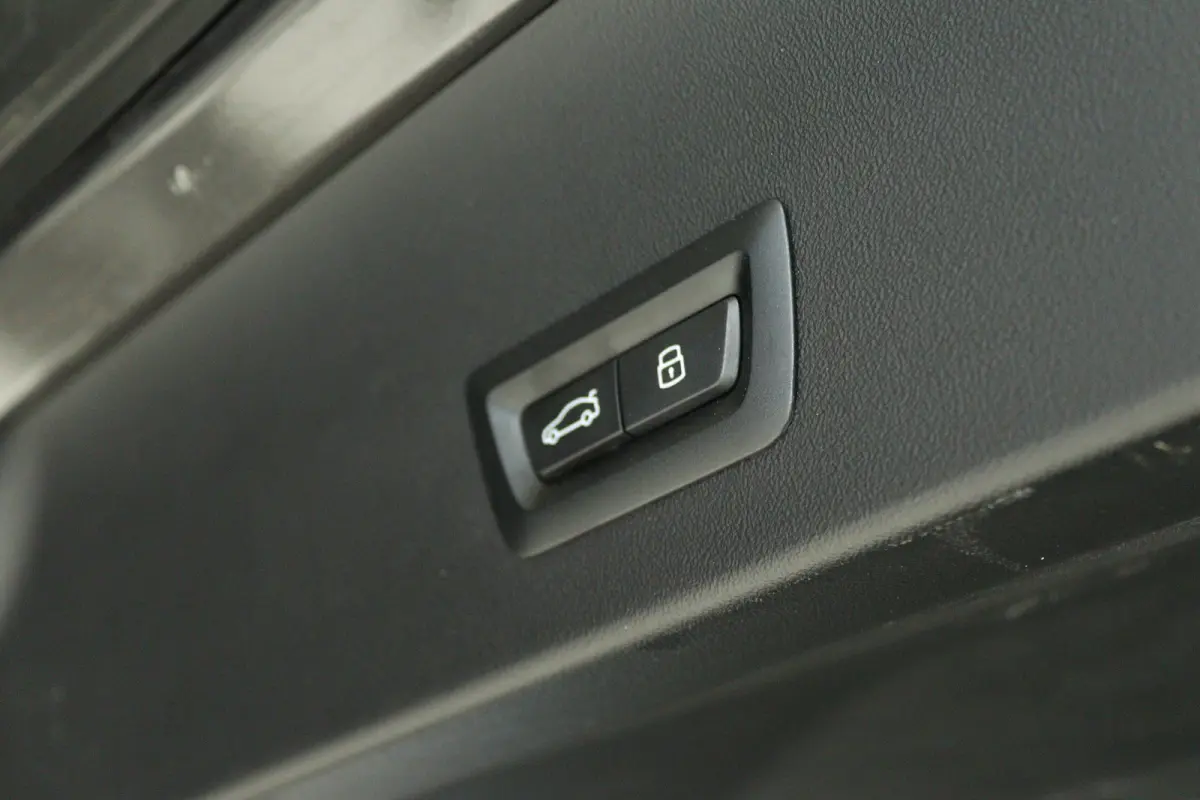 30e xDrive M-Sport | Harman & Kardon | Head-up | 360 Camera | Panoramadak | Stoelverwarming | Iconic Glow | Memory | Adaptief Led |