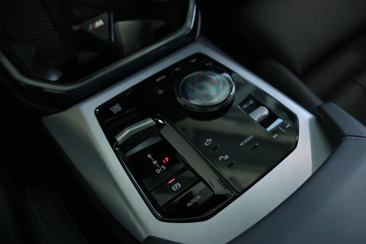 30e xDrive M-Sport | Harman & Kardon | Head-up | 360 Camera | Panoramadak | Stoelverwarming | Iconic Glow | Memory | Adaptief Led |