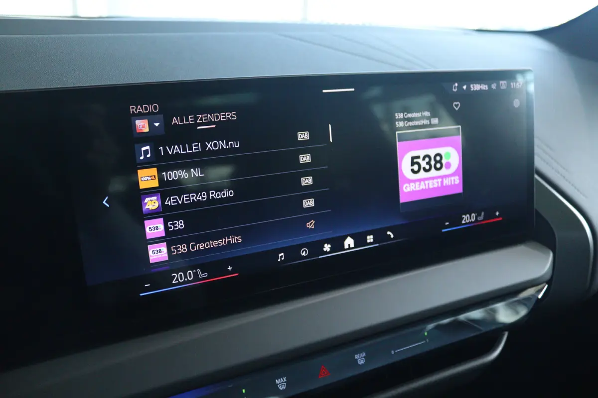 30e xDrive M-Sport | Harman & Kardon | Head-up | 360 Camera | Panoramadak | Stoelverwarming | Iconic Glow | Memory | Adaptief Led |
