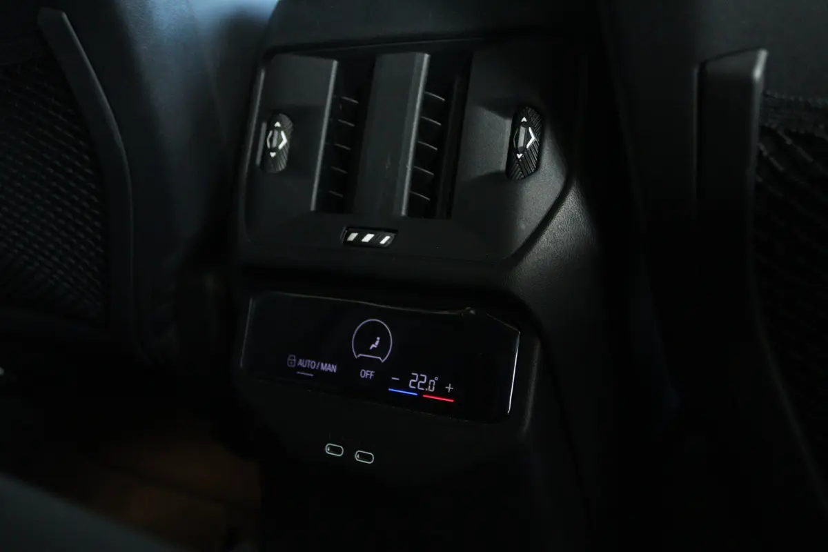 30e xDrive M-Sport | Harman & Kardon | Head-up | 360 Camera | Panoramadak | Stoelverwarming | Iconic Glow | Memory | Adaptief Led |
