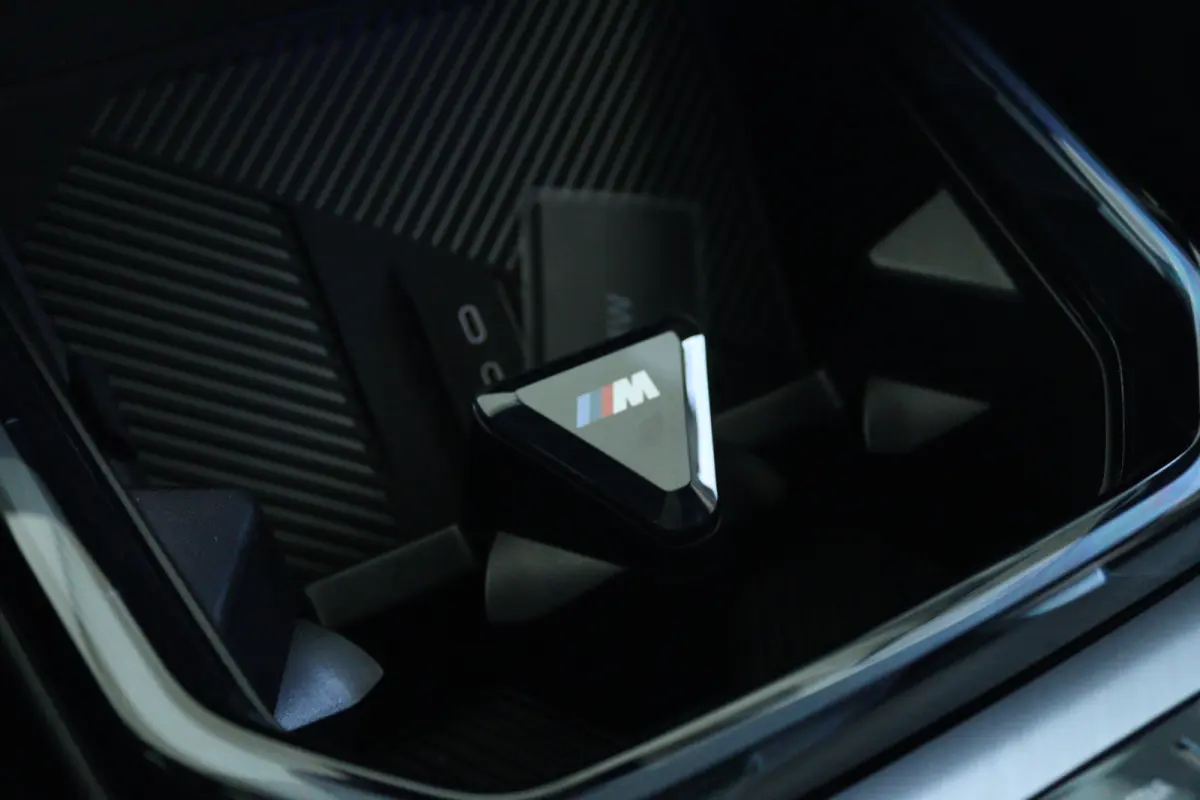 30e xDrive M-Sport | Harman & Kardon | Head-up | 360 Camera | Panoramadak | Stoelverwarming | Iconic Glow | Memory | Adaptief Led |