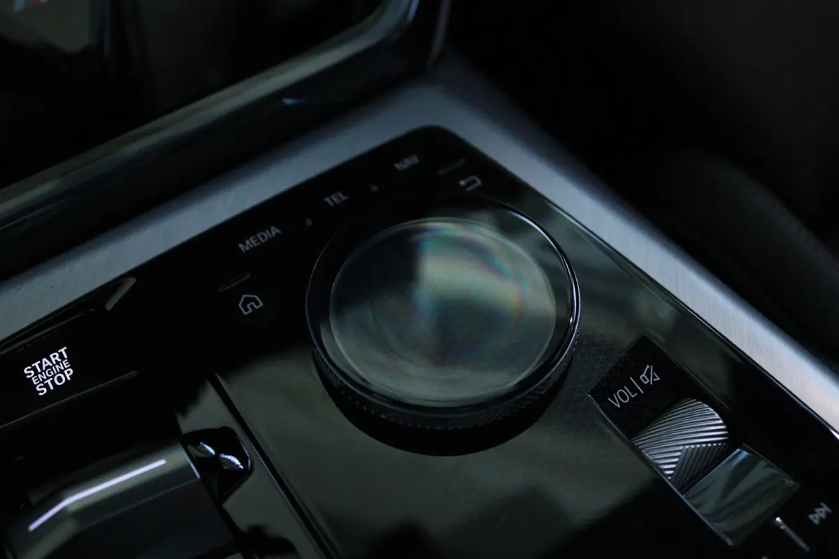 30e xDrive M-Sport | Harman & Kardon | Head-up | 360 Camera | Panoramadak | Stoelverwarming | Iconic Glow | Memory | Adaptief Led |