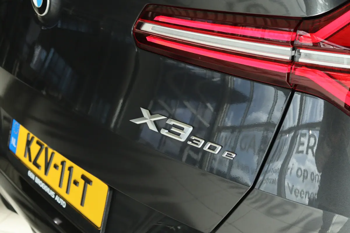 30e xDrive M-Sport | Harman & Kardon | Head-up | 360 Camera | Panoramadak | Stoelverwarming | Iconic Glow | Memory | Adaptief Led |