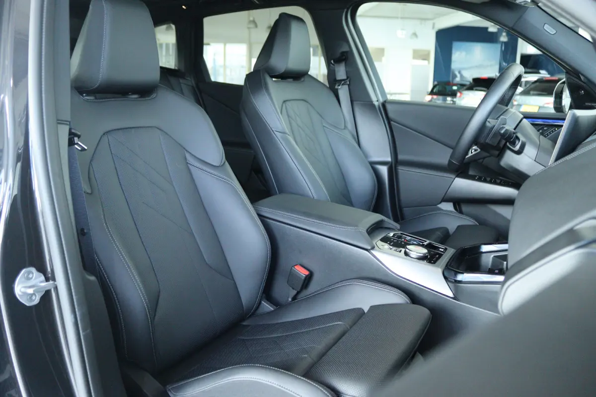 30e xDrive M-Sport | Harman & Kardon | Head-up | 360 Camera | Panoramadak | Stoelverwarming | Iconic Glow | Memory | Adaptief Led |