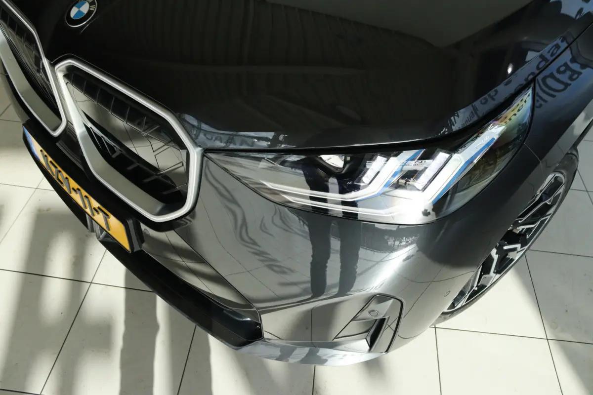 30e xDrive M-Sport | Harman & Kardon | Head-up | 360 Camera | Panoramadak | Stoelverwarming | Iconic Glow | Memory | Adaptief Led |