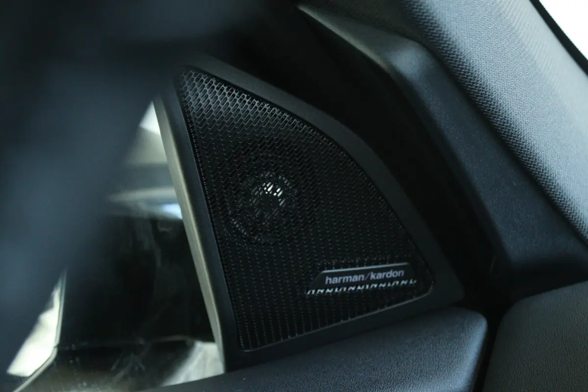 30e xDrive M-Sport | Harman & Kardon | Head-up | 360 Camera | Panoramadak | Stoelverwarming | Iconic Glow | Memory | Adaptief Led |