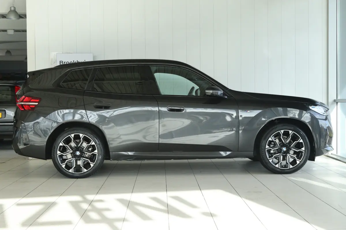 30e xDrive M-Sport | Harman & Kardon | Head-up | 360 Camera | Panoramadak | Stoelverwarming | Iconic Glow | Memory | Adaptief Led |