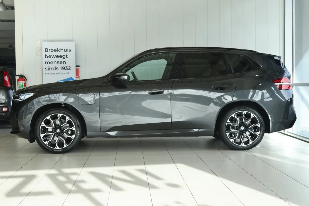 30e xDrive M-Sport | Harman & Kardon | Head-up | 360 Camera | Panoramadak | Stoelverwarming | Iconic Glow | Memory | Adaptief Led |