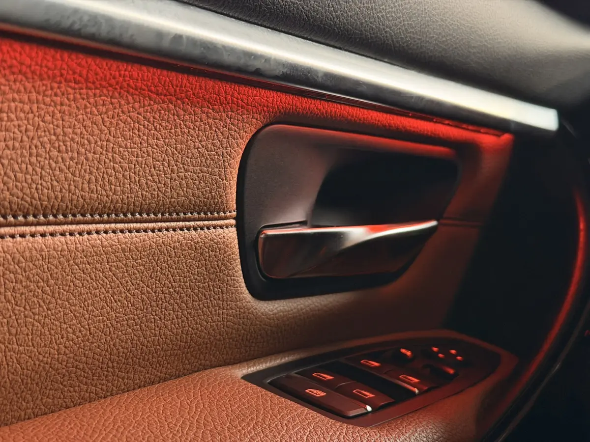 318i Luxury Line Aut. Leder LED Virtual Camera Keyless Navi