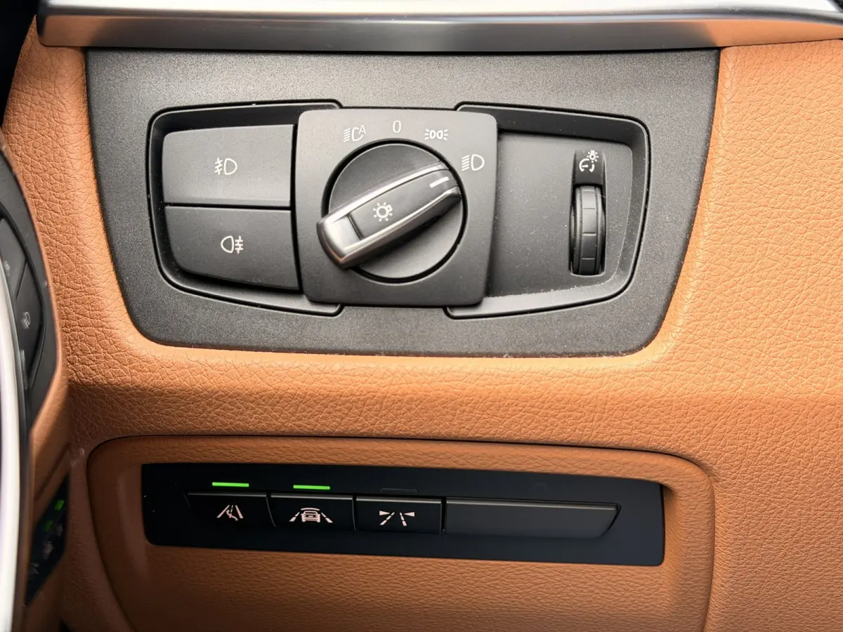 318i Luxury Line Aut. Leder LED Virtual Camera Keyless Navi