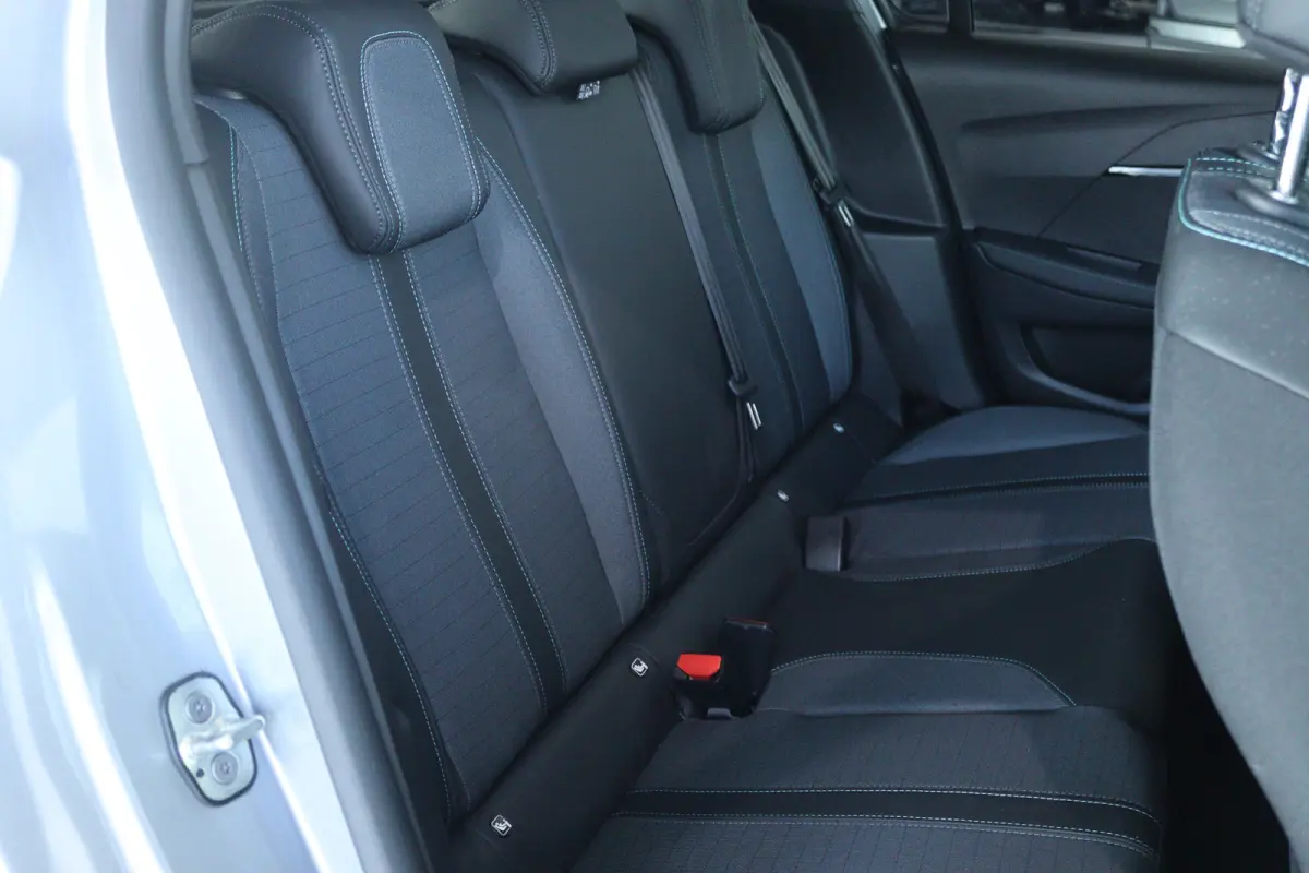 1.2 Turbo Allure Pack | Adapt. Cruise | Stoelverwarming | Carplay | Camera | i-Cockpit | Navigatie | LMV | LED |