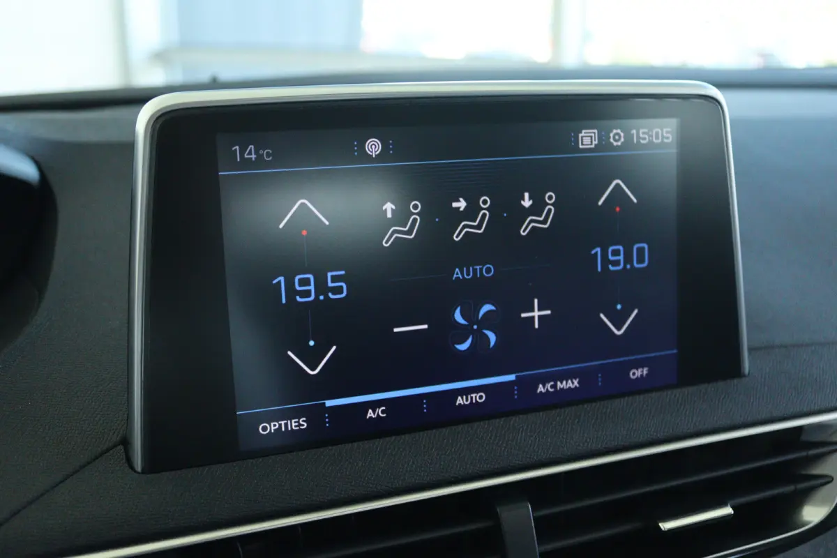 1.2 Turbo Blue Lease Premium | Cruise Control | Trekhaak | Schuifdak | Elektr. Klep | Keyless | 360 Camera | Navigatie | Climate | 19 Inch