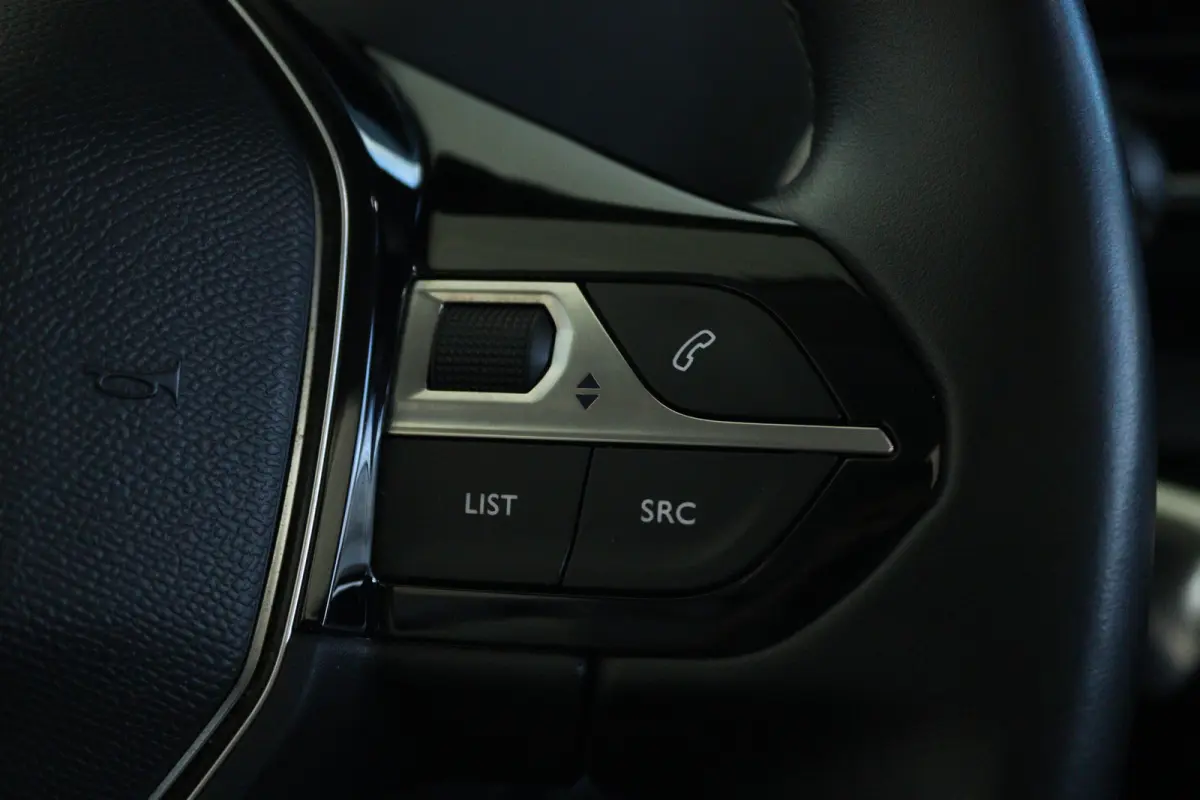 1.2 Turbo Blue Lease Premium | Cruise Control | Trekhaak | Schuifdak | Elektr. Klep | Keyless | 360 Camera | Navigatie | Climate | 19 Inch
