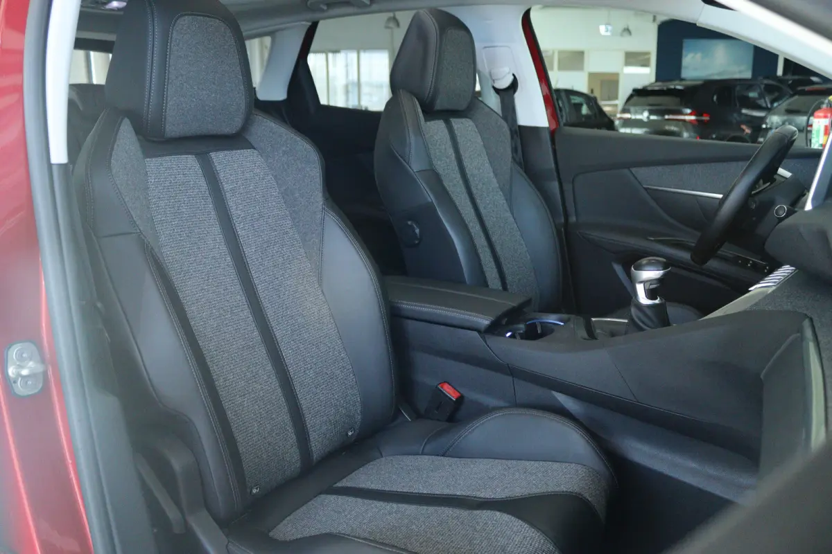 1.2 Turbo Blue Lease Premium | Cruise Control | Trekhaak | Schuifdak | Elektr. Klep | Keyless | 360 Camera | Navigatie | Climate | 19 Inch