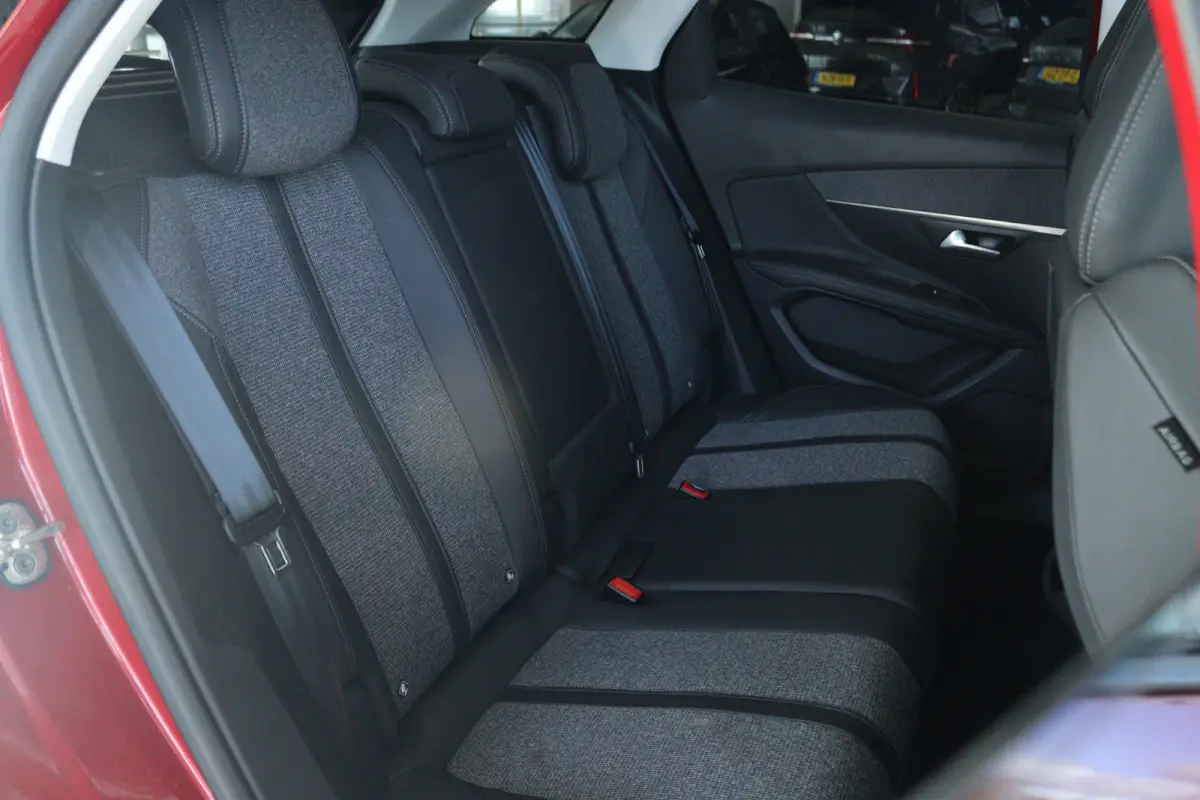 1.2 Turbo Blue Lease Premium | Cruise Control | Trekhaak | Schuifdak | Elektr. Klep | Keyless | 360 Camera | Navigatie | Climate | 19 Inch