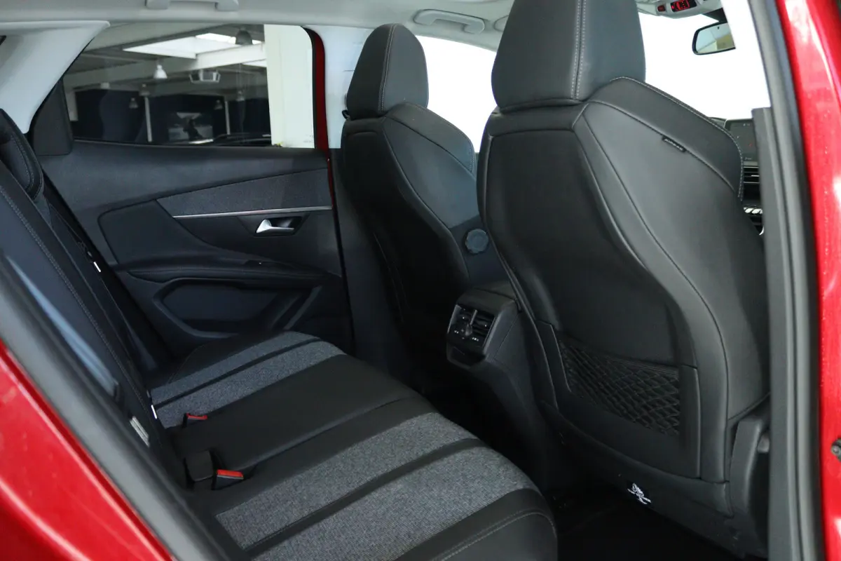 1.2 Turbo Blue Lease Premium | Cruise Control | Trekhaak | Schuifdak | Elektr. Klep | Keyless | 360 Camera | Navigatie | Climate | 19 Inch