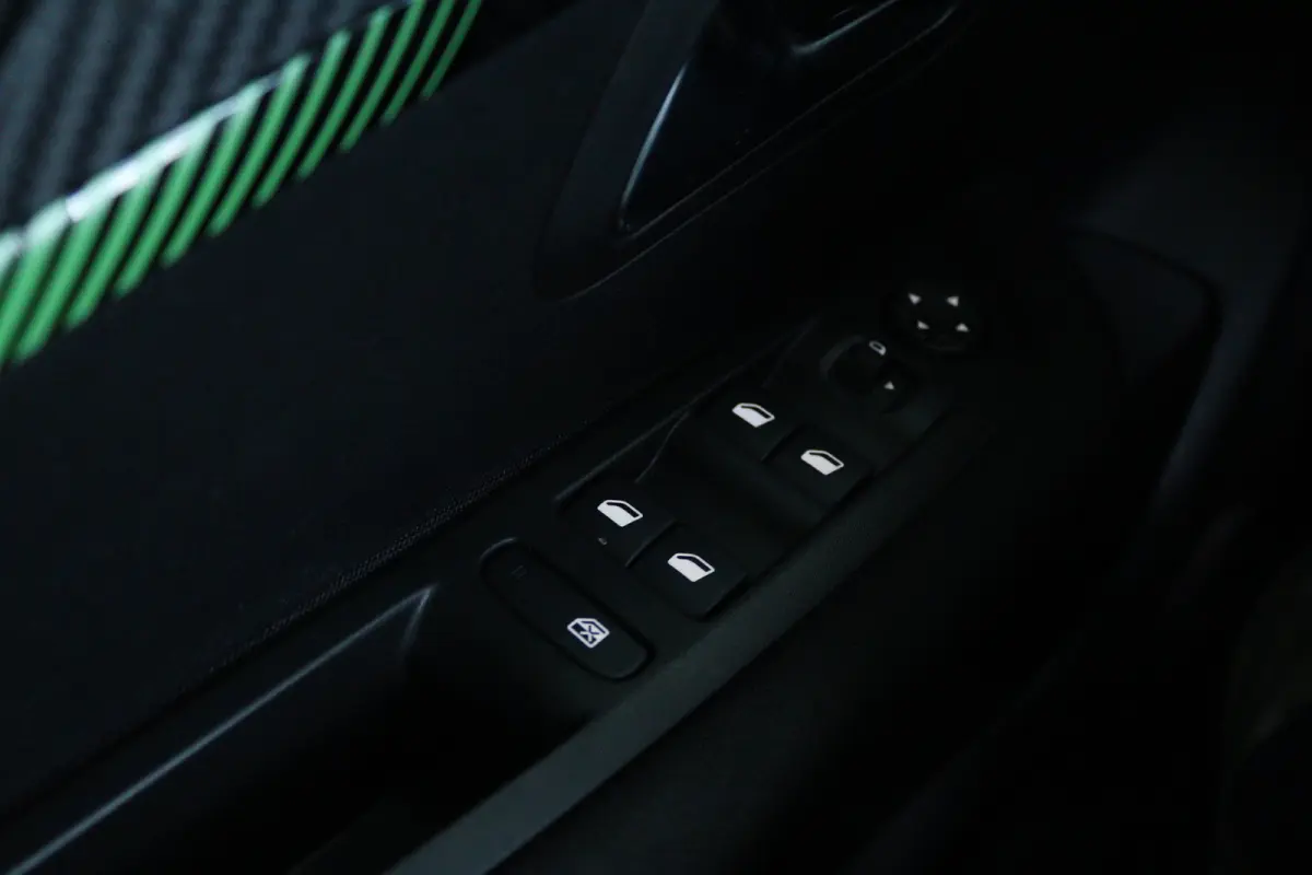 Hybrid 110 e-DCS6 Active | Cruise Control | Carplay | Sensoren | LED | Airco | Elektr. Ramen