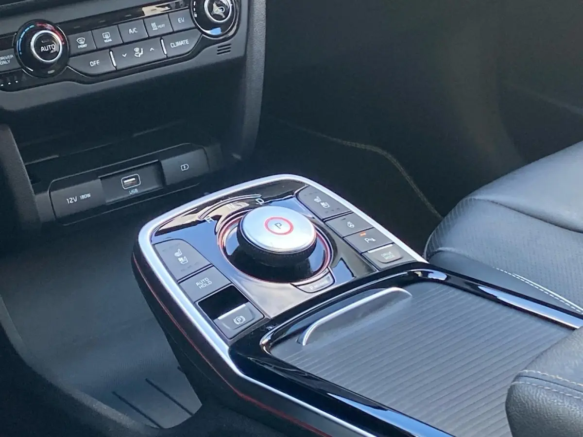 ExecutiveLine 64 kWh | Climate control | Leder | Stoel + stuurverwarming en ventilatie | Schuif/kanteldak | Navigatie | 17 inch LM-velgen | Keyless | SOH 97% |