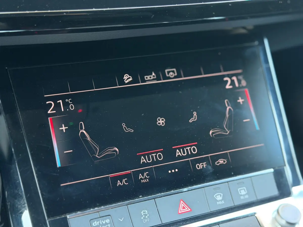 E-tron 55 quattro advanced 95 kWh 100% SoH! (DEALER ONDERHOUDEN, NAVI, NL-AUTO, 360 CAMERA, TREKHAAK, ETC!)