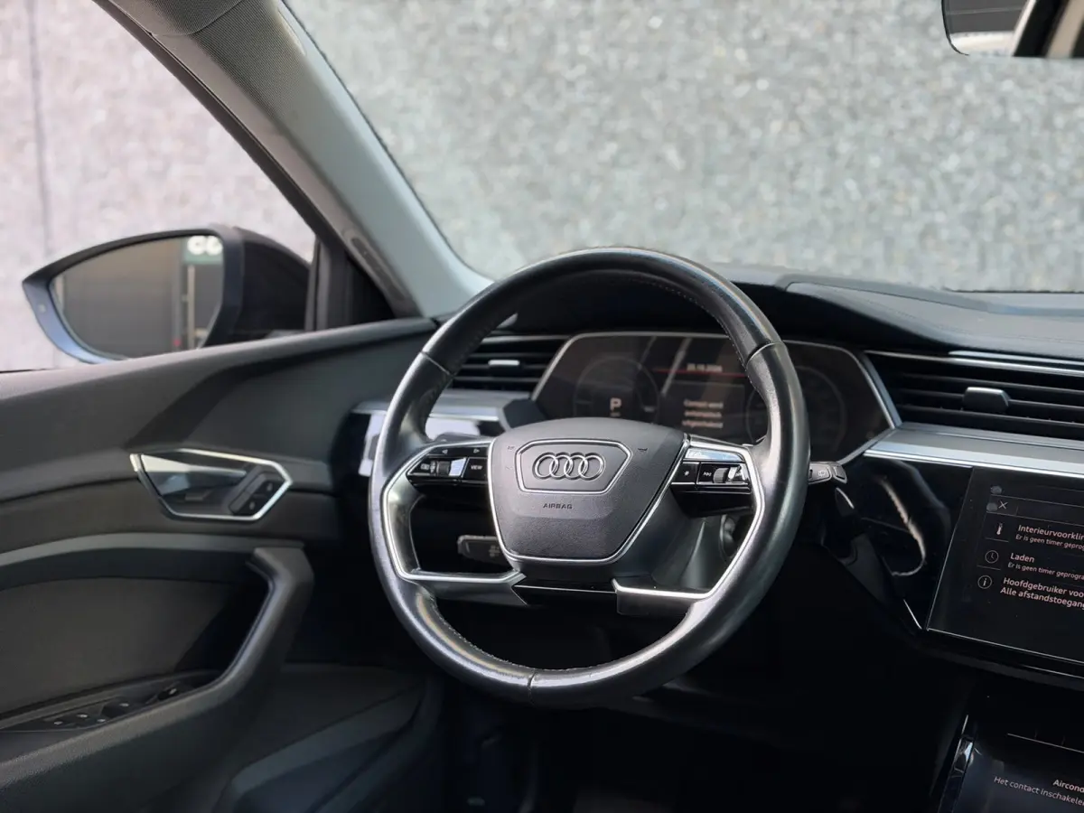 E-tron 55 quattro advanced 95 kWh 100% SoH! (DEALER ONDERHOUDEN, NAVI, NL-AUTO, 360 CAMERA, TREKHAAK, ETC!)