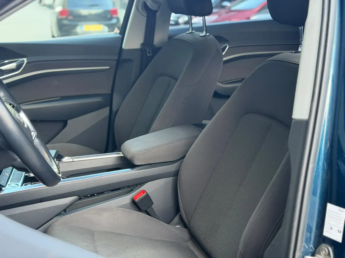 E-tron 55 quattro advanced 95 kWh 100% SoH! (DEALER ONDERHOUDEN, NAVI, NL-AUTO, 360 CAMERA, TREKHAAK, ETC!)