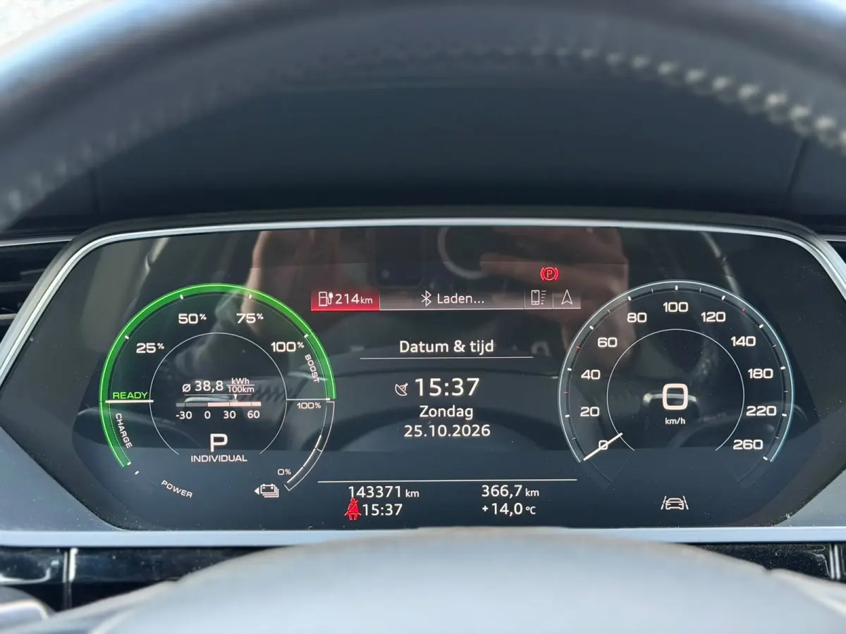 E-tron 55 quattro advanced 95 kWh 100% SoH! (DEALER ONDERHOUDEN, NAVI, NL-AUTO, 360 CAMERA, TREKHAAK, ETC!)