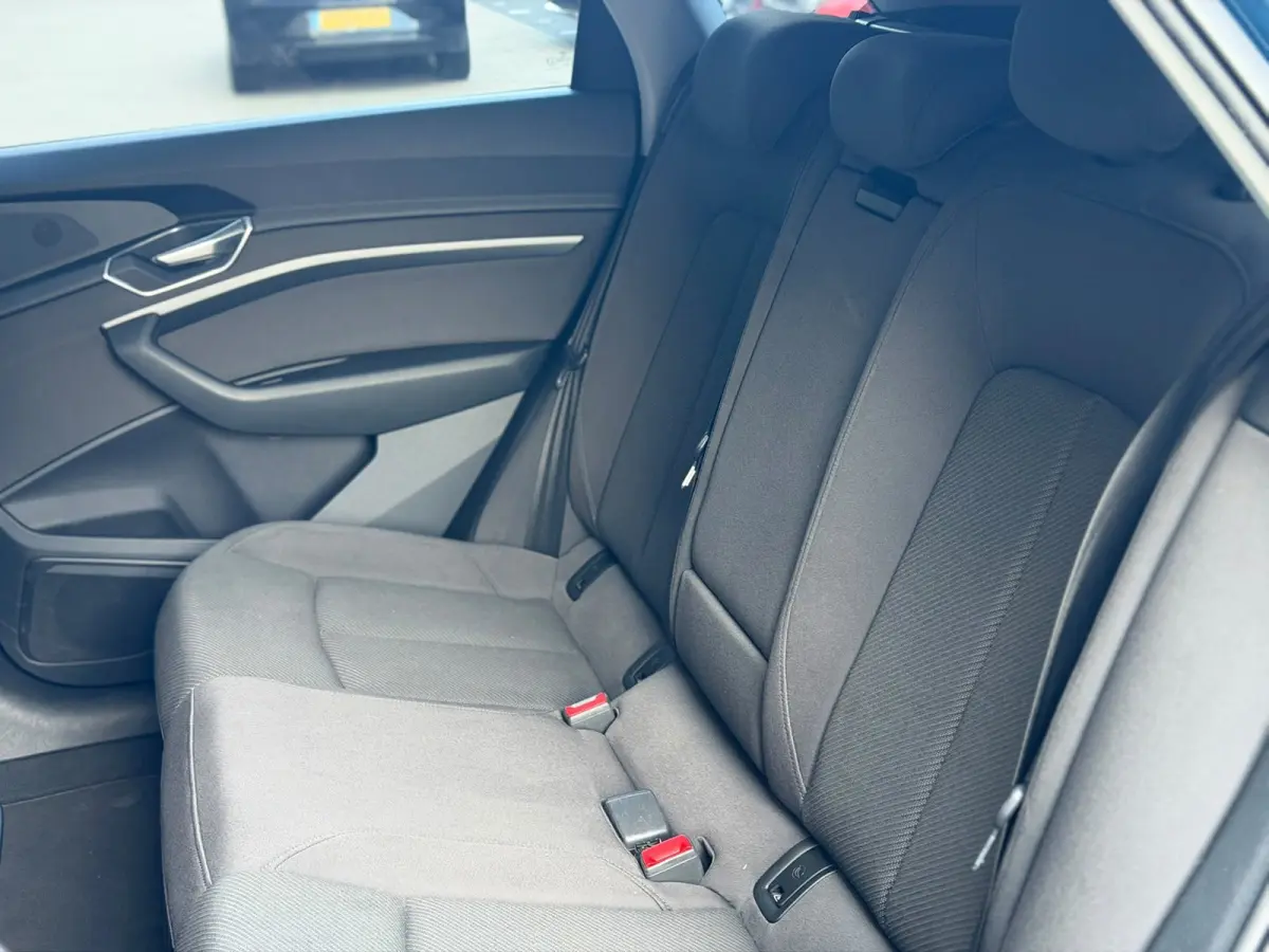 E-tron 55 quattro advanced 95 kWh 100% SoH! (DEALER ONDERHOUDEN, NAVI, NL-AUTO, 360 CAMERA, TREKHAAK, ETC!)