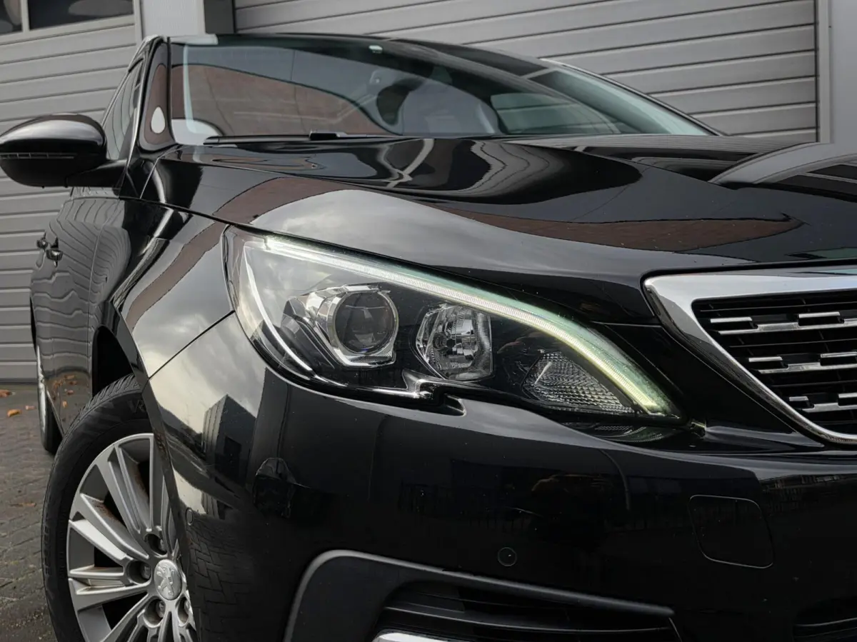1.2 PureTech Blue Lease Premium Trekhaak/360/Carplay/Lane/Dak/Cruise/Dode/Leder/DAB/Navi/Pano/