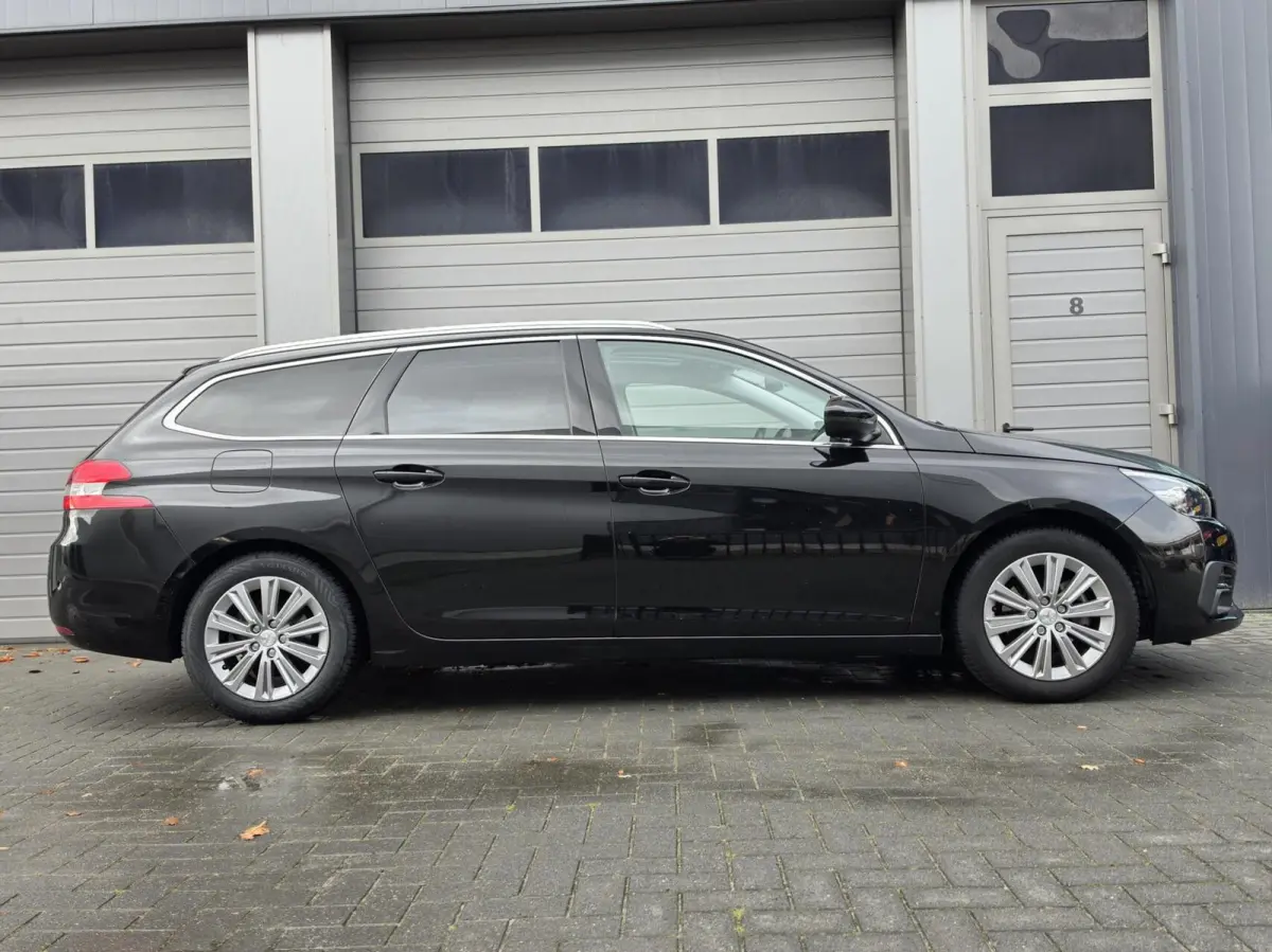 1.2 PureTech Blue Lease Premium Trekhaak/360/Carplay/Lane/Dak/Cruise/Dode/Leder/DAB/Navi/Pano/