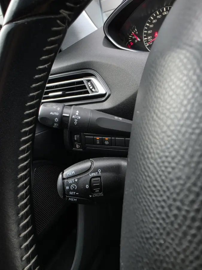 1.2 PureTech Blue Lease Premium Trekhaak/360/Carplay/Lane/Dak/Cruise/Dode/Leder/DAB/Navi/Pano/