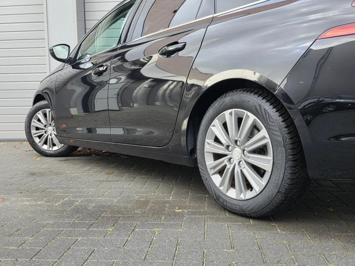 1.2 PureTech Blue Lease Premium Trekhaak/360/Carplay/Lane/Dak/Cruise/Dode/Leder/DAB/Navi/Pano/