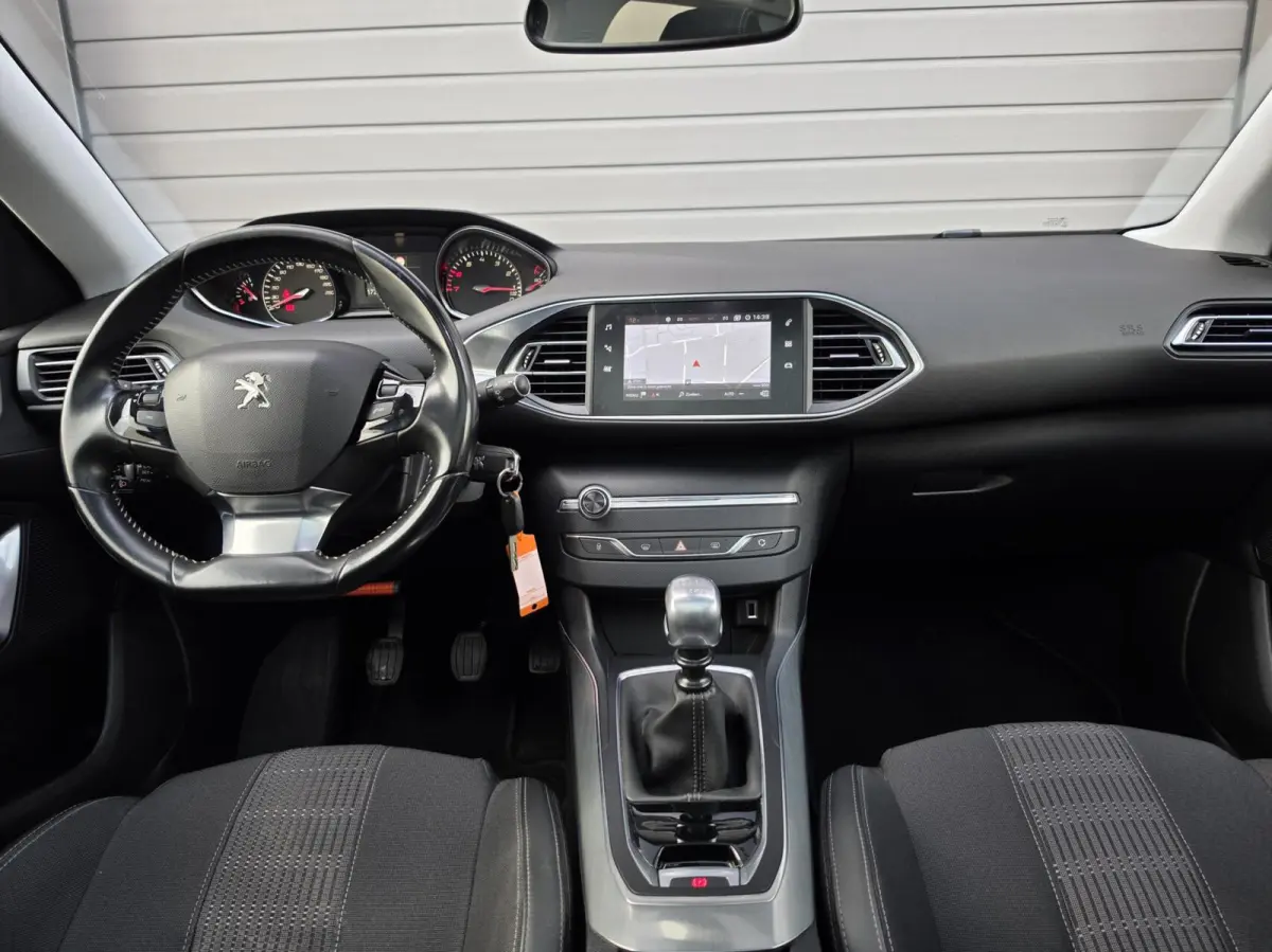 1.2 PureTech Blue Lease Premium Trekhaak/360/Carplay/Lane/Dak/Cruise/Dode/Leder/DAB/Navi/Pano/