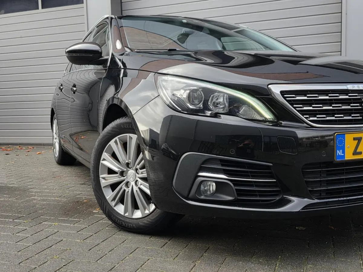 1.2 PureTech Blue Lease Premium Trekhaak/360/Carplay/Lane/Dak/Cruise/Dode/Leder/DAB/Navi/Pano/