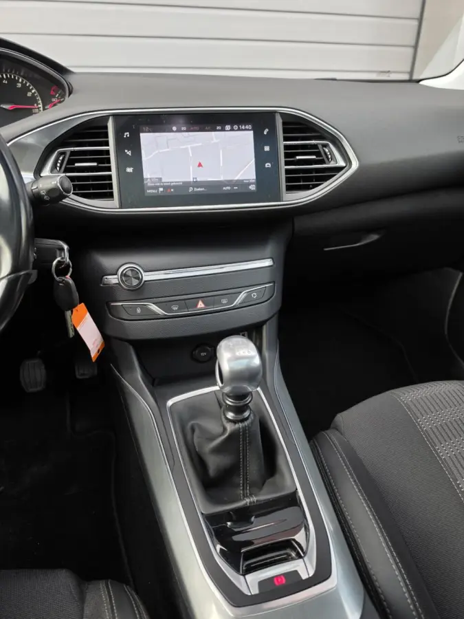 1.2 PureTech Blue Lease Premium Trekhaak/360/Carplay/Lane/Dak/Cruise/Dode/Leder/DAB/Navi/Pano/