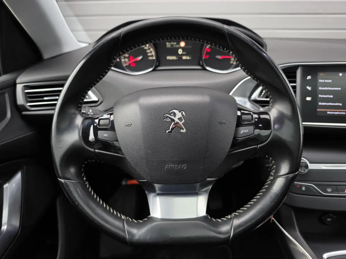 1.2 PureTech Blue Lease Premium Trekhaak/360/Carplay/Lane/Dak/Cruise/Dode/Leder/DAB/Navi/Pano/