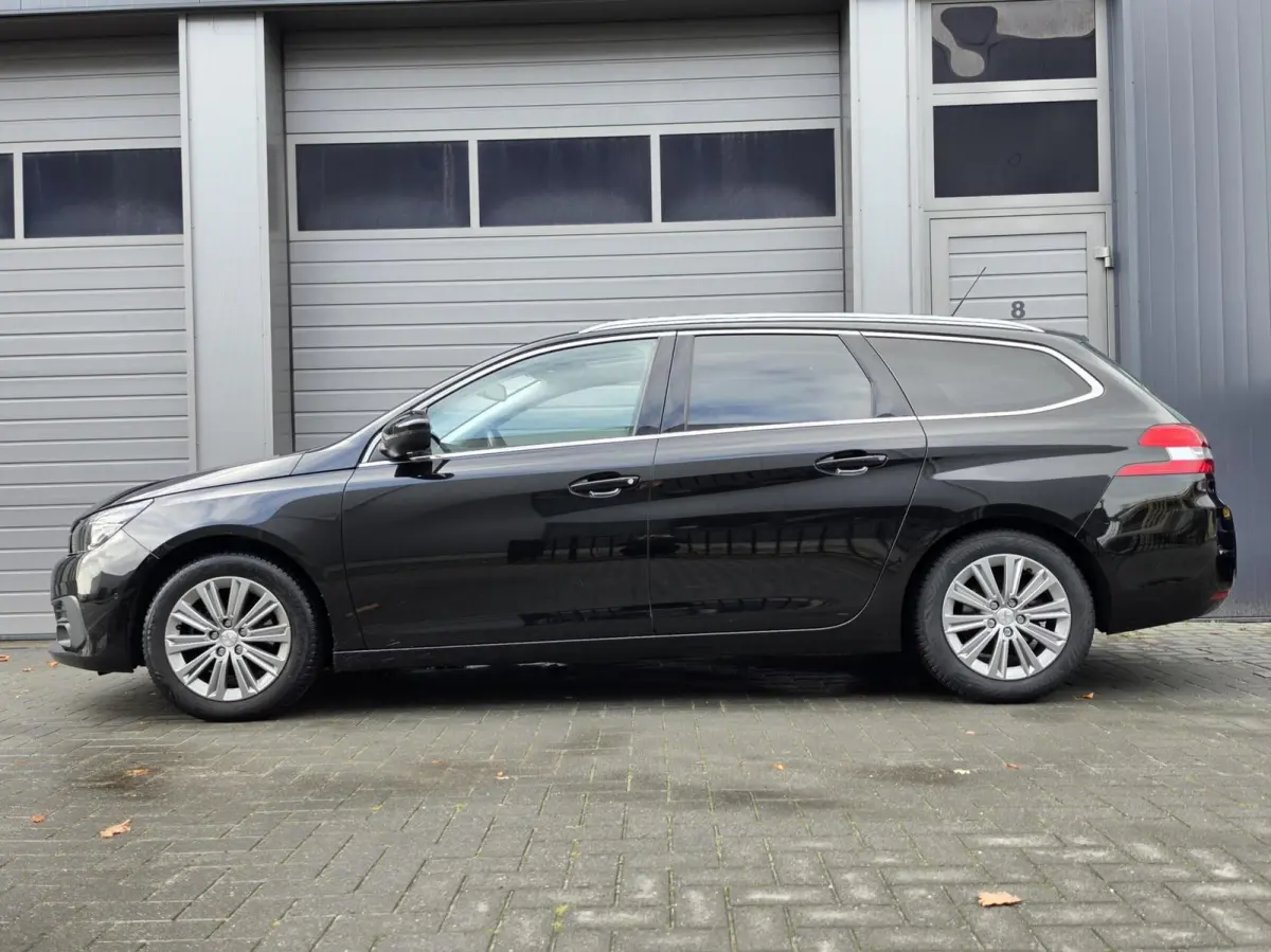 1.2 PureTech Blue Lease Premium Trekhaak/360/Carplay/Lane/Dak/Cruise/Dode/Leder/DAB/Navi/Pano/